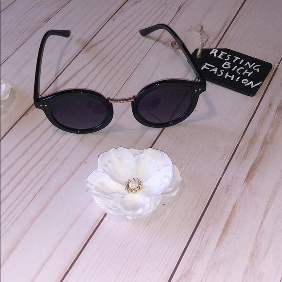Accessories - Black round sunglasses